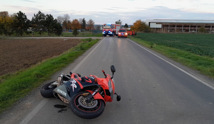 Motorkář nepřežil střet s automobilem. Nezvládl řízení, spadl z motocyklu a pak ho smetl projíždějící osobák