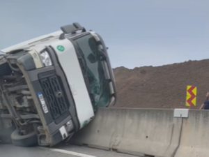 Obchvat Olomouce u Globusu je neprůjezdný. Havaroval kamion a tři osobní auta