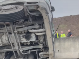 Obchvat Olomouce u Globusu je neprůjezdný. Havaroval kamion a tři osobní auta