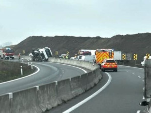 Obchvat Olomouce u Globusu je neprůjezdný. Havaroval kamion a tři osobní auta