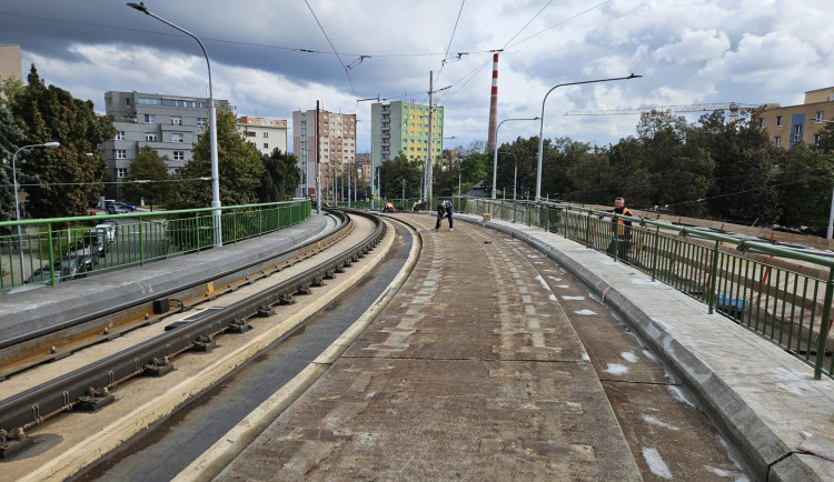 Dělníci dokončili opravy kolejí na mostě u brněnského výstaviště. Gumové prvky tam snižují hluk