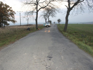 Na Litovelsko startoval záchranářský vrtulník, dívka na motorce narazila do stromu
