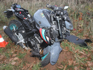 Na Litovelsko startoval záchranářský vrtulník, dívka na motorce narazila do stromu