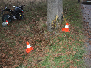 Na Litovelsko startoval záchranářský vrtulník, dívka na motorce narazila do stromu