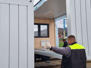 VIDEO: Novou školu přiveze 25 kamionů. V České Vsi roste po povodních provizorní budova z kontejnerů