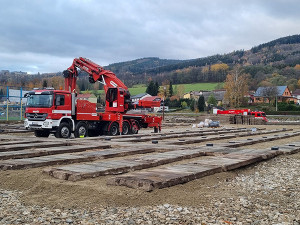 VIDEO: Novou školu přiveze 25 kamionů. V České Vsi roste po povodních provizorní budova z kontejnerů