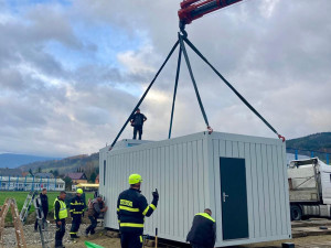 VIDEO: Novou školu přiveze 25 kamionů. V České Vsi roste po povodních provizorní budova z kontejnerů
