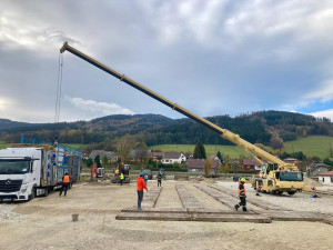 VIDEO: Novou školu přiveze 25 kamionů. V České Vsi roste po povodních provizorní budova z kontejnerů