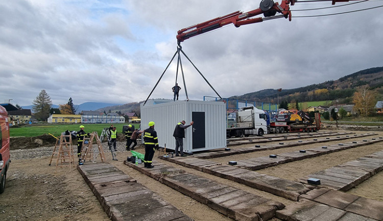 V České Vsi probíhá výstavba provizorní budovy základní školy