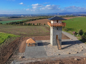 Římská vyhlídková věž v Tučíně se chystá na otevření, k rozhledně vyrazí i turistický vláček