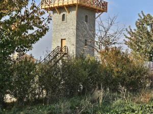 Římská vyhlídková věž v Tučíně se chystá na otevření, k rozhledně vyrazí i turistický vláček
