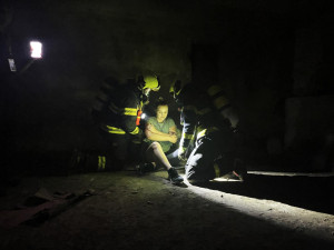 Osm krajských hasičů prošlo kurzem zdravotnické pomoci. Modelové situace je připravili na nehody či úniky chemických látek