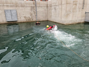 Osm krajských hasičů prošlo kurzem zdravotnické pomoci. Modelové situace je připravili na nehody či úniky chemických látek