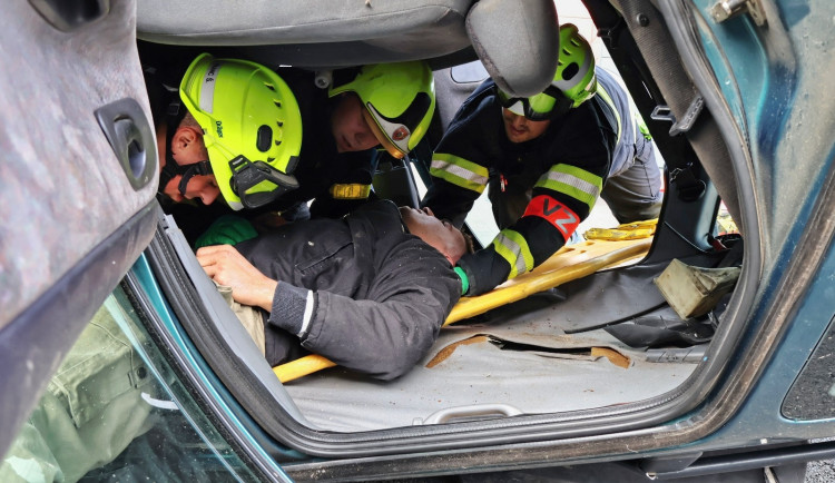 Osm krajských hasičů prošlo kurzem zdravotnické pomoci. Modelové situace je připravili na nehody či úniky chemických látek