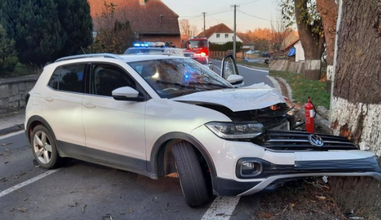 Jednašedesátiletá řidička usnula za volantem a narazila do stromu. Řidičák měla propadlý