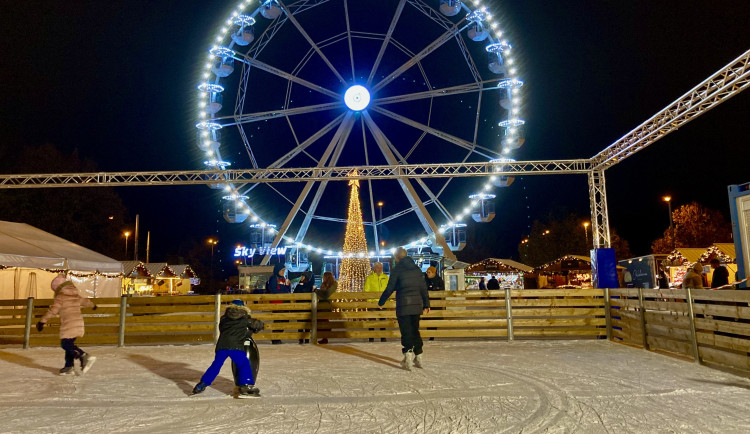 První předzvěst Vánoc je tady. Již zítra se na olomoucké tržnici otvírá kluziště