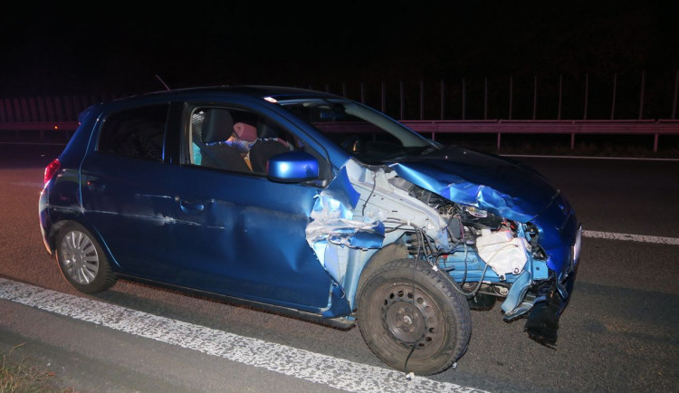 Žena se dvěma promile nabourala na dálnici D35 další vůz a ujela. Policie ji našla až v Mohelnici
