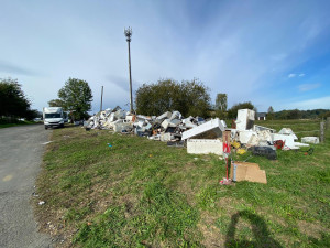 Z Mikulovic firma po povodních odvezla 26 tun zničených elektrospotřebičů. Obec dál potřebuje pomoc