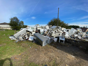 Z Mikulovic firma po povodních odvezla 26 tun zničených elektrospotřebičů. Obec dál potřebuje pomoc