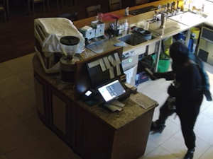 VIDEO: Maskovaný recidivista v noci vykrádal restaurace a hotely na Jesenicku. Kriminalisté ho dostihli