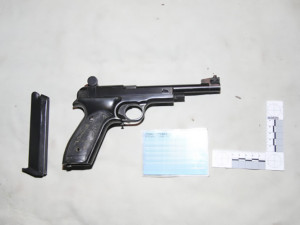 Opilý senior z Hranic hrozil sebevraždou i střelbou na policisty. V bytě ho zajistila zásahovka