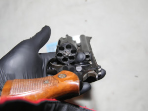 Opilý senior z Hranic hrozil sebevraždou i střelbou na policisty. V bytě ho zajistila zásahovka