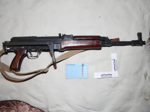 Opilý senior z Hranic hrozil sebevraždou i střelbou na policisty. V bytě ho zajistila zásahovka