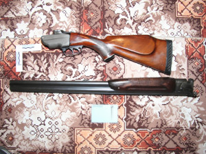 Opilý senior z Hranic hrozil sebevraždou i střelbou na policisty. V bytě ho zajistila zásahovka