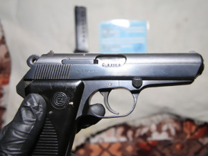 Opilý senior z Hranic hrozil sebevraždou i střelbou na policisty. V bytě ho zajistila zásahovka