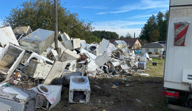 Z Mikulovic firma po povodních odvezla 26 tun zničených elektrospotřebičů. Obec dál potřebuje pomoc