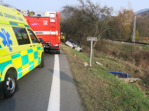 Řidička na Šumpersku sjela do travnatého svahu. Nabourala do zábradlí, sloupku a stromu