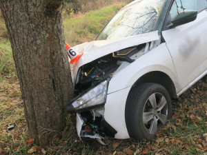 Řidička na Šumpersku sjela do travnatého svahu. Nabourala do zábradlí, sloupku a stromu