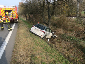 Řidička na Šumpersku sjela do travnatého svahu. Nabourala do zábradlí, sloupku a stromu