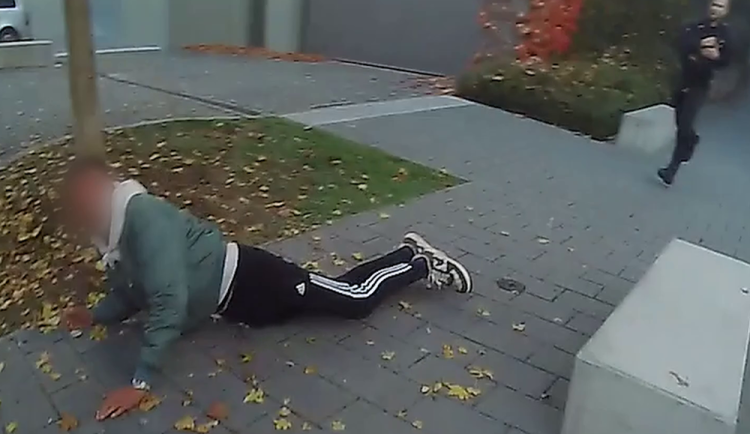 Mladík od obchodní galerie v Olomouci utíkal policistům. Snažil se vyhnout nástupu do vězení