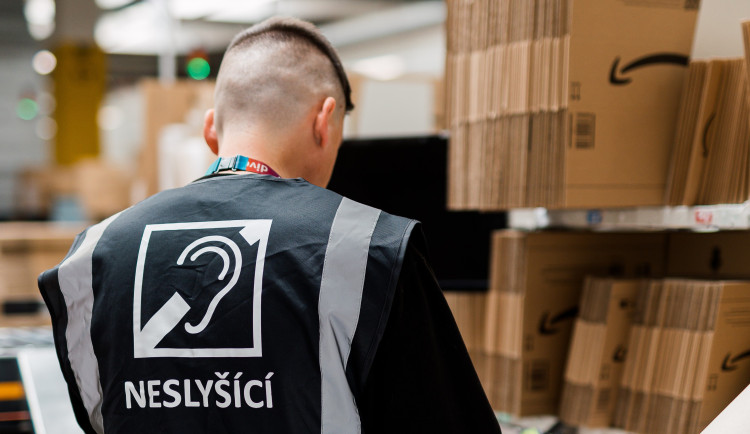 Neslyšící jsou označeni speciální vestou