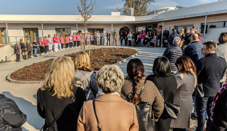 Šternberk otevřel unikátní domov seniorů. Zájem o prohlídku moderní stavby byl mimořádný