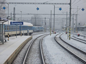 Bílá pokrývka už v listopadu. V Šumperku dnes ráno patrně průmyslově sněžilo