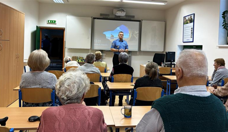 Hradečtí strážníci budou opět na přednáškách vzdělávat seniory