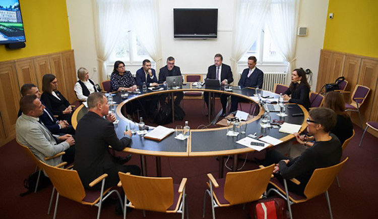 Odborníci ve Strakově akademii řešili násilí mezi mládeží. K jednání se připojili i představitelé Šternberku