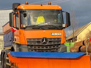 Na Šumpersku dnes silničáři poprvé solili komunikace. Námraza bude i v dalších dnech, na horách může sněžit