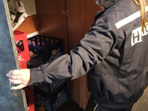 Zamčené únikové východy, nefunkční hasicí přístroje. Hasiči kontrolovali restaurace a bary v Uničově