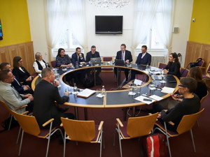 Odborníci ve Strakově akademii řešili násilí mezi mládeží. K jednání se připojili i představitelé Šternberku