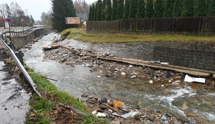 size4-17288952897297-124-fotogalerie-na-nekterych-mistech-si-mohutny-proud-nasel-novou-cestu