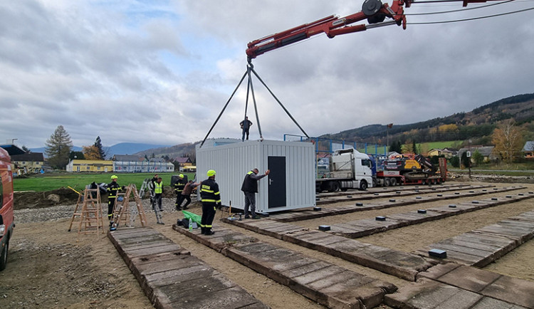 Stavba modulární provizorní školy v České Vsi - ilustrační foto