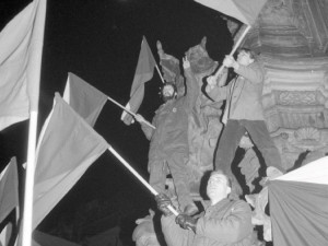 Sametová revoluce v Olomouci. Červený kostel hostí výstavu fotografa Jiřího Fraita