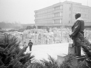 Sametová revoluce v Olomouci. Červený kostel hostí výstavu fotografa Jiřího Fraita