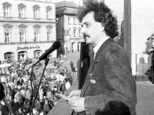 Sametová revoluce v Olomouci. Červený kostel hostí výstavu fotografa Jiřího Fraita