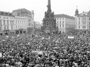 Sametová revoluce v Olomouci. Červený kostel hostí výstavu unikátních fotografií Jiřího Fraita