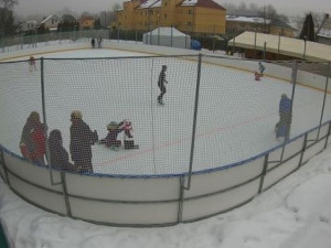 Hlubočky již začaly chystat oblíbené kluziště, provoz by měl začít příští týden. Vstupné letos vzroste