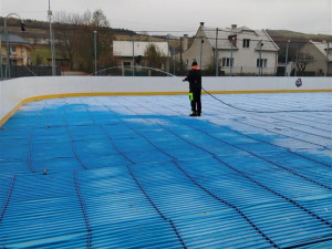 Hlubočky již začaly chystat oblíbené kluziště, provoz by měl začít příští týden. Vstupné letos vzroste